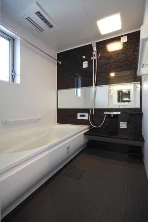 Same specifications photo (bathroom). Bathroom that combines modern and brightness. A landscape mirror as standard, Also it comes with a bathroom ventilation drying heater. 