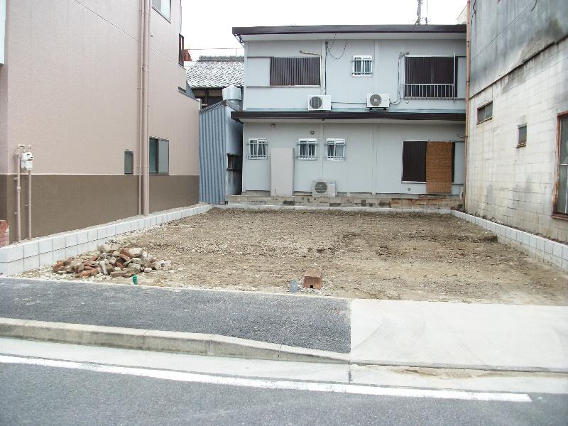 Local photos, including front road. 10 / 22 Local Photos