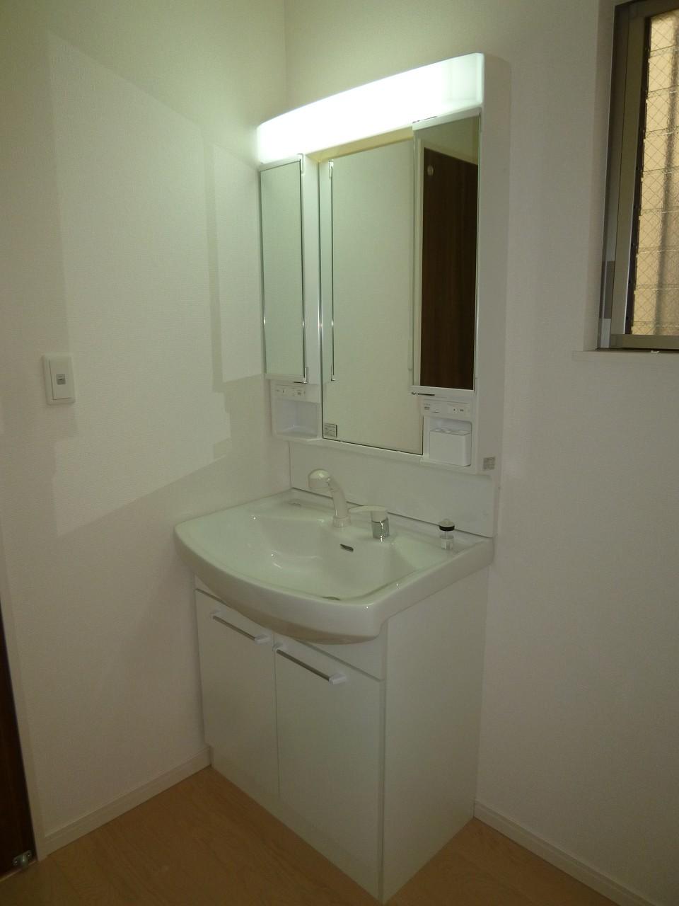 Wash basin, toilet.  ◆ Shower Dresser ◆ 