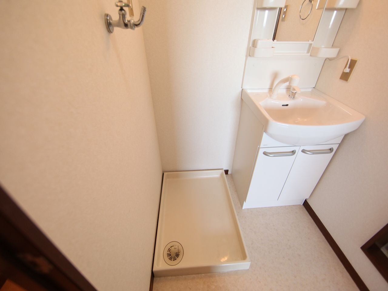 Washroom. Dressing room Independent wash basin (shampoo dresser) Indoor Laundry Storage