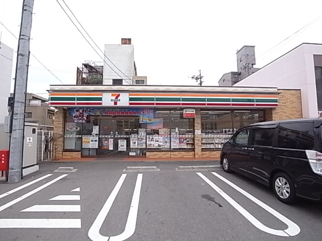 Convenience store. Seven-Eleven (convenience store) to 400m