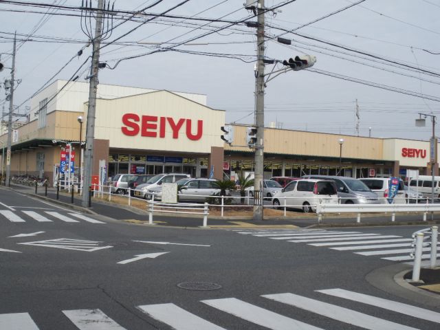 Supermarket. Seiyu to (super) 270m
