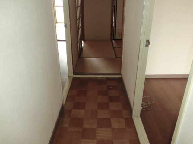 Other room space. Entrance passage