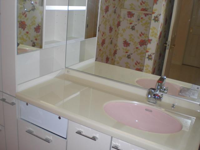 Wash basin, toilet. Interior 1F