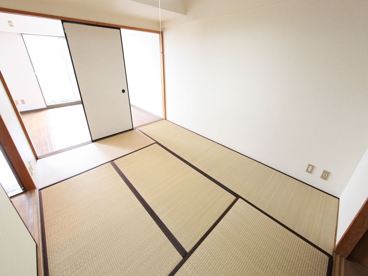 Living and room. Japanese-style room 6 quires You can also use partitions also by connecting with 12 quires living