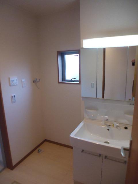 Wash basin, toilet. 2013.12.2. Shooting