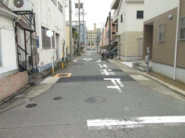 Local photos, including front road. West road 1 2013 October 21, shooting