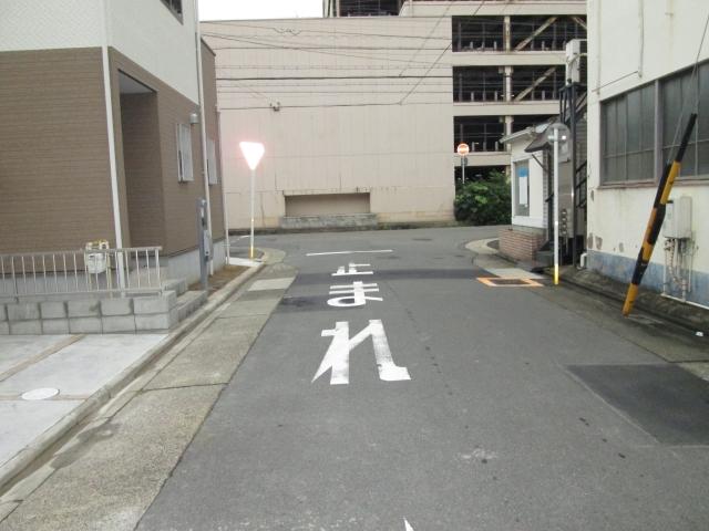 Local photos, including front road. West road 2 2013 October 21, shooting