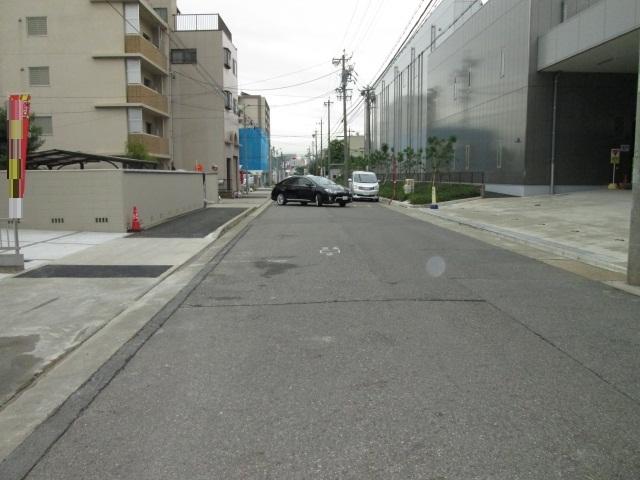 Local photos, including front road. South road 1 2013 October 21, shooting