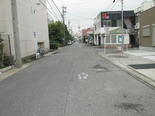 Local photos, including front road. South road 2 2013 October 21, shooting 