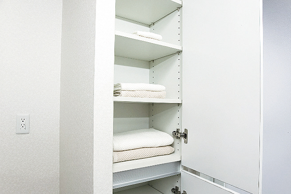 Bathing-wash room.  [Linen cabinet] Bath towels and underwear, Space that can store plenty to towels for guests has been secured in the wash room  ※ C ・ C1 ・ GR type (same specifications)