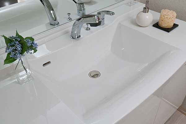 Bathing-wash room.  [Integrated basin bowl] Because there is no seam, It is an easy care, Counter-integrated basin bowl. Faucets are the type that can be drawn hose is adopted (same specifications)