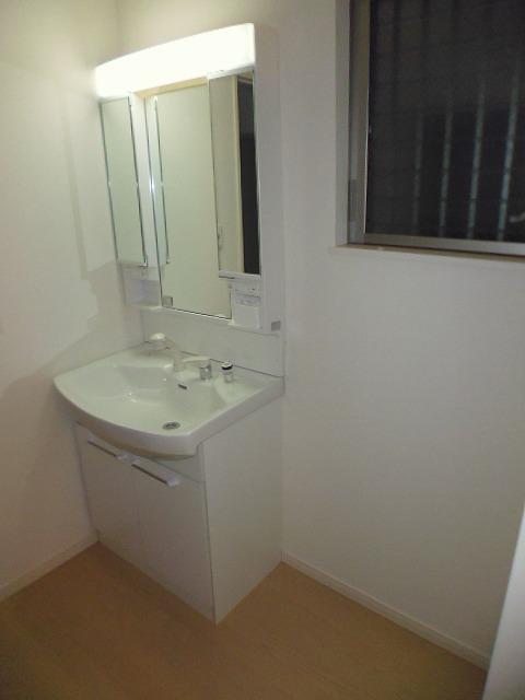 Wash basin, toilet. 2013.12.2 shooting