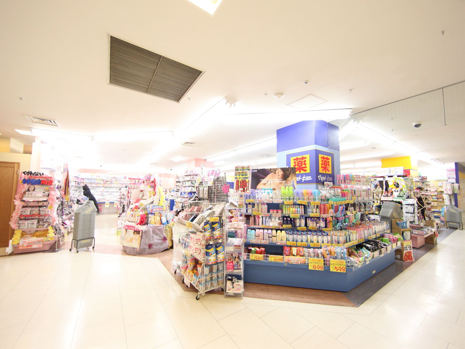 Dorakkusutoa. Paremarushe 1000m up to the Shrine shop (with facilities such as Matsumotokiyoshi) (drugstore)