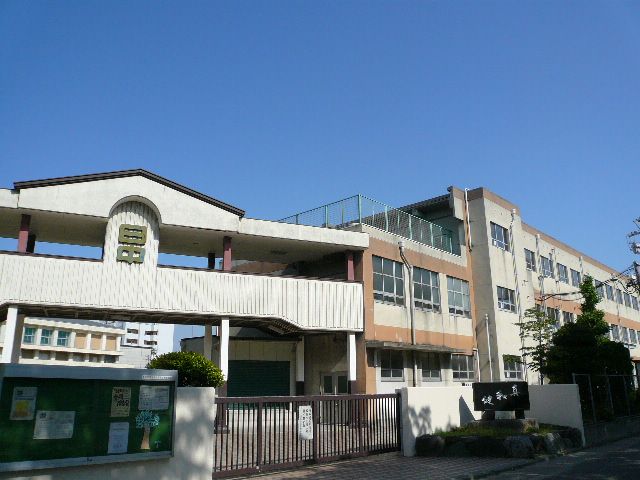 Junior high school. Municipal Hibino until junior high school (junior high school) 680m