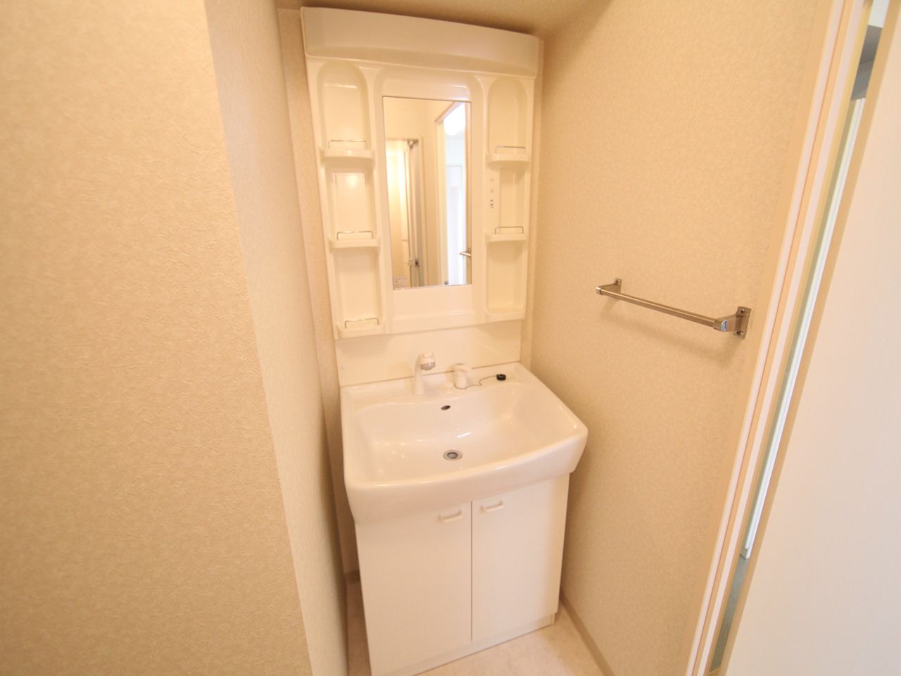 Toilet. Dressing room Independent washbasin (with shampoo dresser)