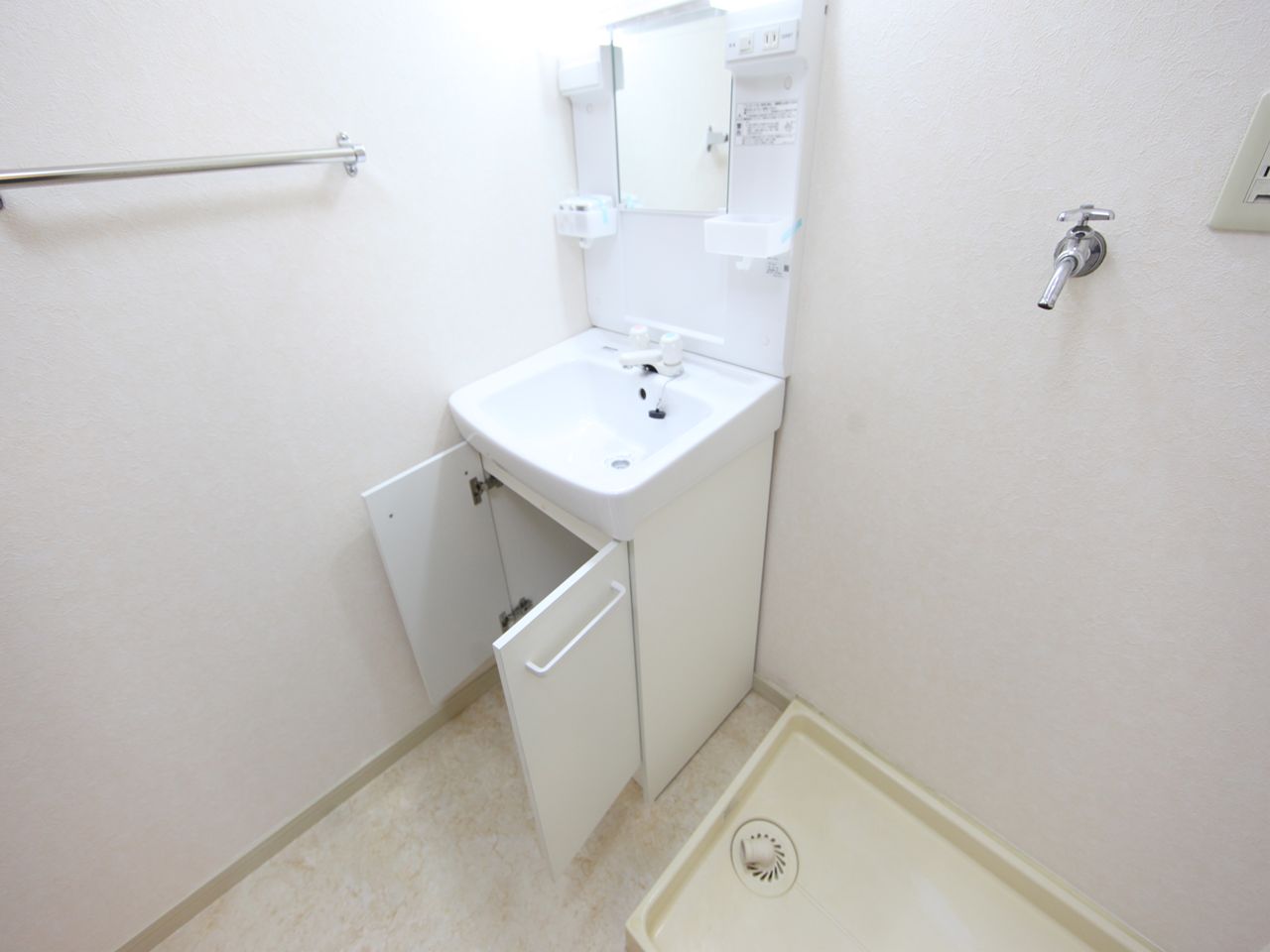 Washroom. Dressing room Independent washbasin Indoor Laundry Storage rooms