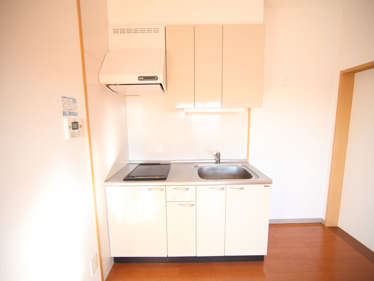Kitchen. System Kitchen (IH2 neck) Refrigerator ・ Range, etc. You can offer