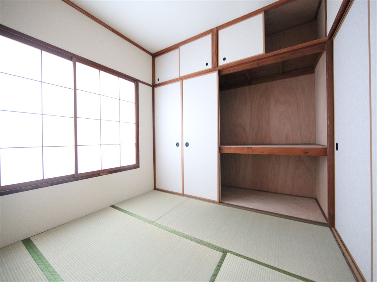 Receipt. Japanese-style room 4.5 Pledge Closet and with upper closet (storage enhancement)