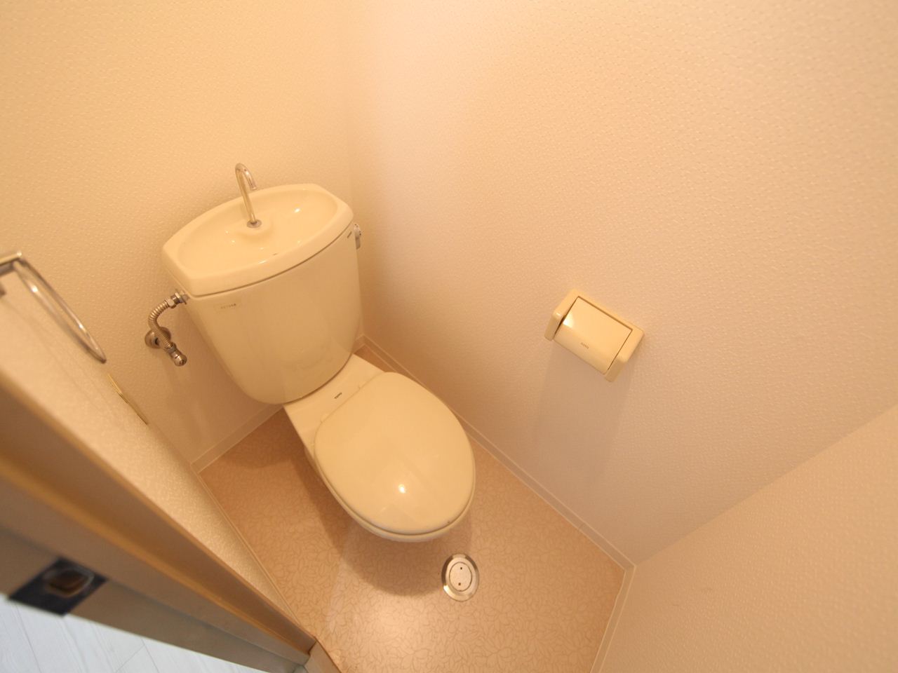 Toilet. Western-style toilet bus ・ Restroom