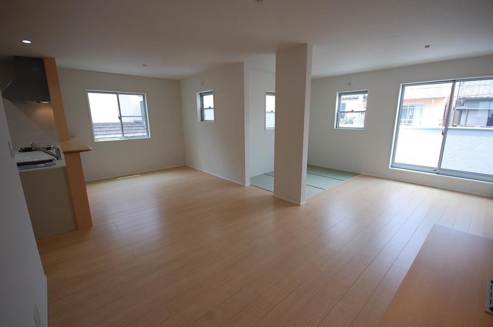 Spacious LDK, With floor heating. Joinery is there room will finish the clean-to-ceiling. 