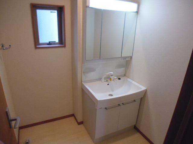 Wash basin, toilet. 2013.12.2 shooting 1 Building
