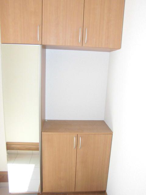 Entrance. ◇ 1 Building Entrance storage