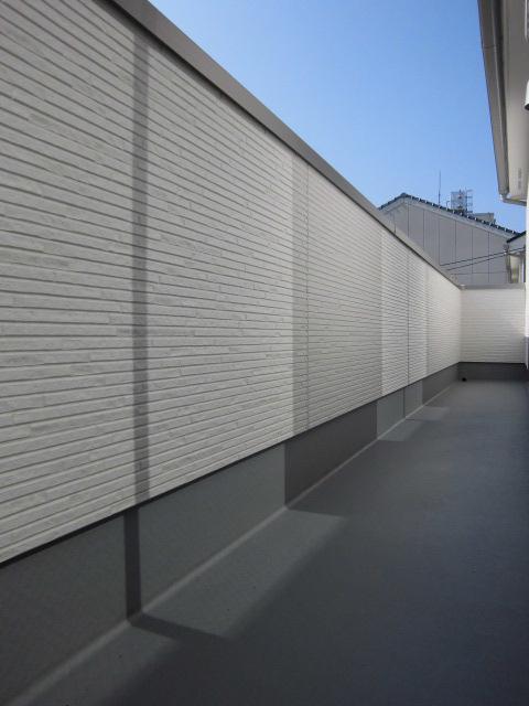 Balcony.  ◆ Building 3 Spacious roof balcony