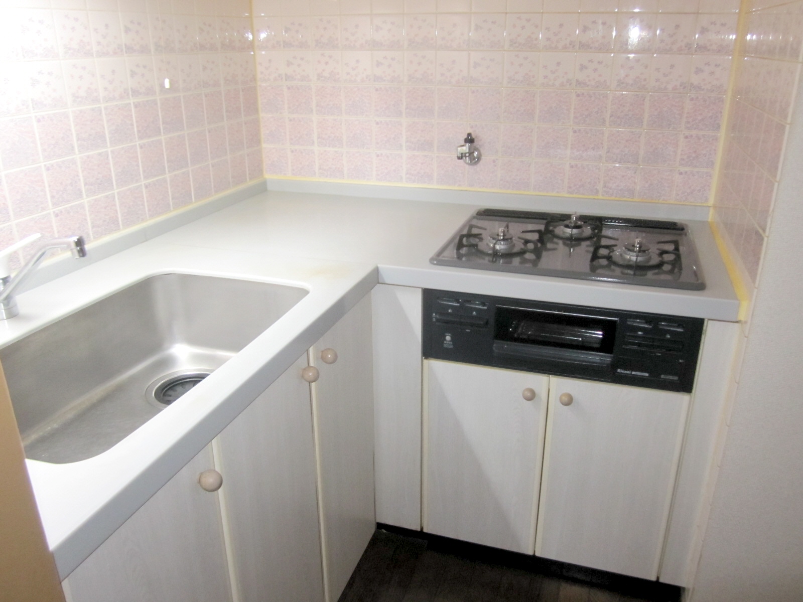 Kitchen. Ease dishes in the L-shaped living room