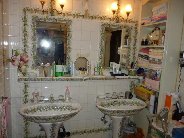 Wash basin, toilet. Indoor (11 May 2013) Shooting Luxury hotel mediocre decorated in a European double washbasin of classic tone!