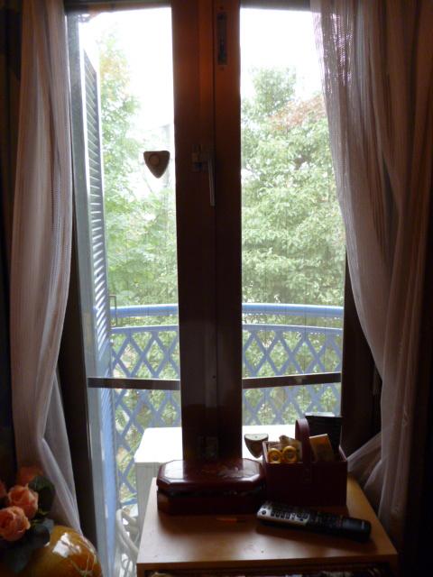 Other introspection. Indoor (11 May 2013) Shooting Appearance of bay windows visible from the bedroom was calm enough to make me forget that you are in your home