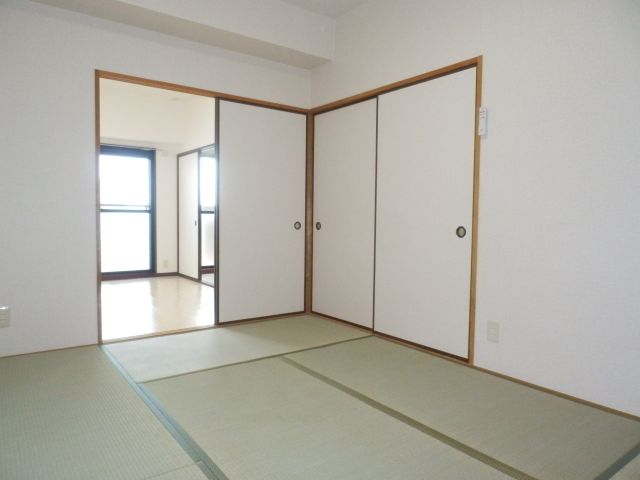 Living and room. Is a Japanese-style room.