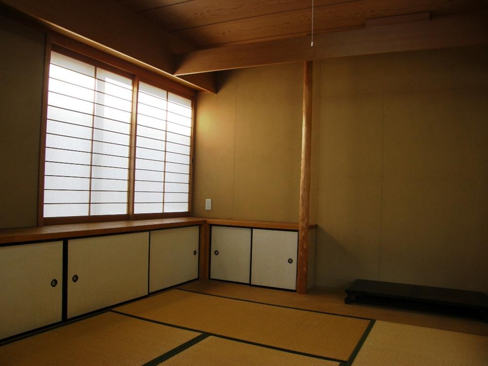 Non-living room. Japanese-style room adjacent to the living room