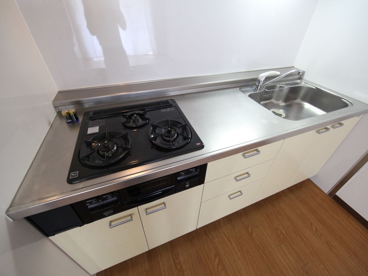 Kitchen. System kitchen 3-neck gas stove With grill