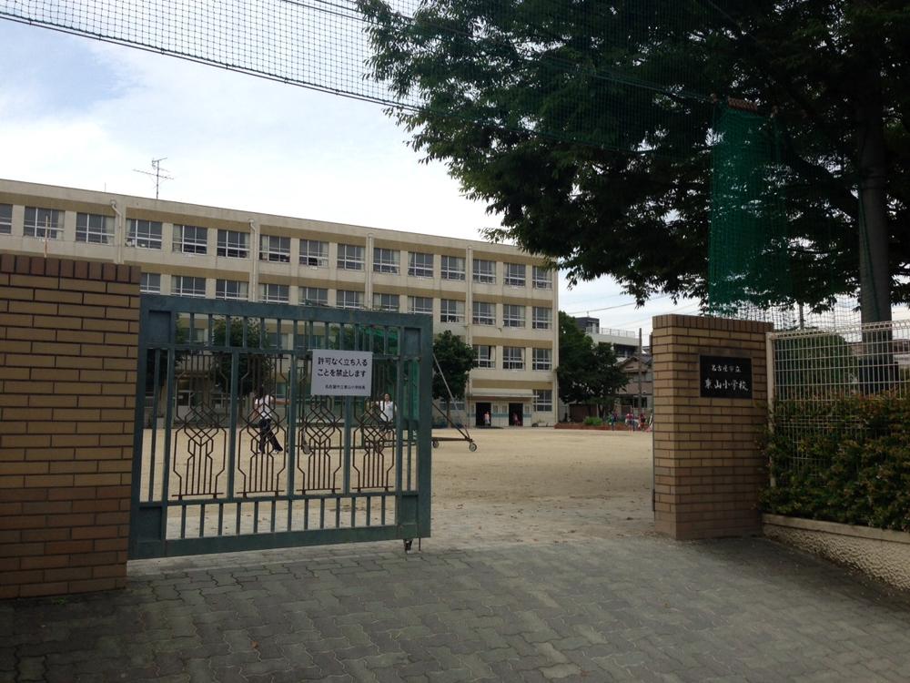 Primary school. 700m to Higashiyama Elementary School