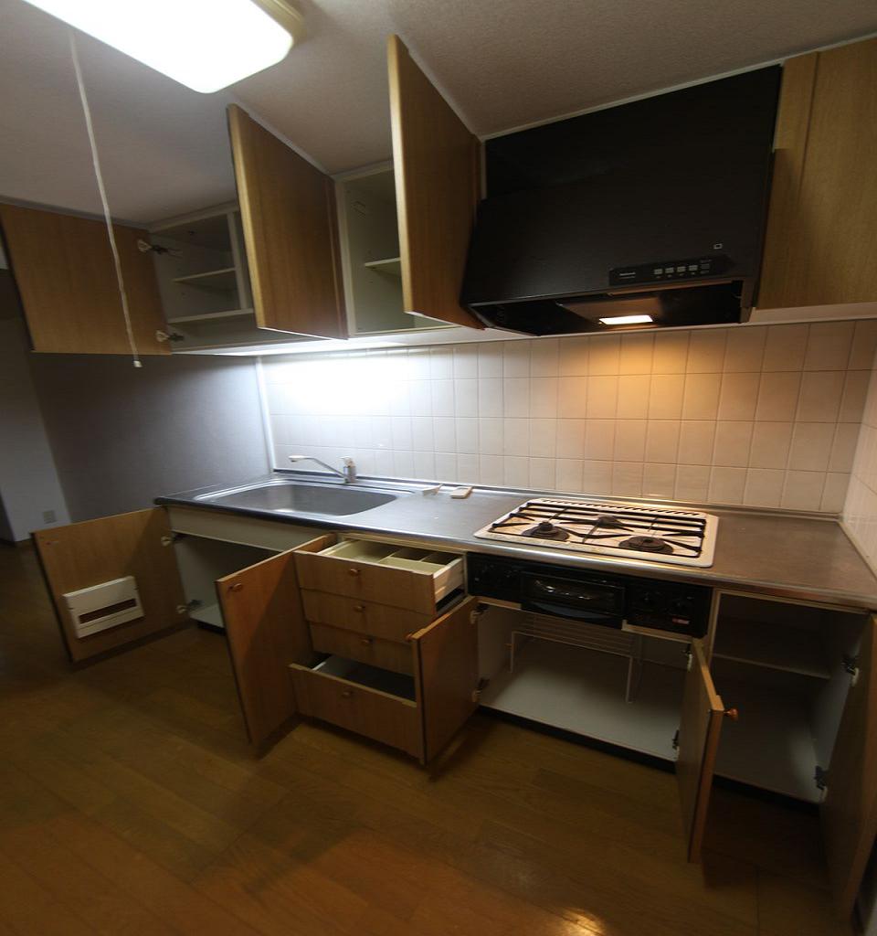 Kitchen. System kitchen (gas 3-burner stove ・ With grill)