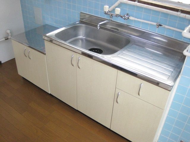 Kitchen. Wash products effortlessly with a large sink!