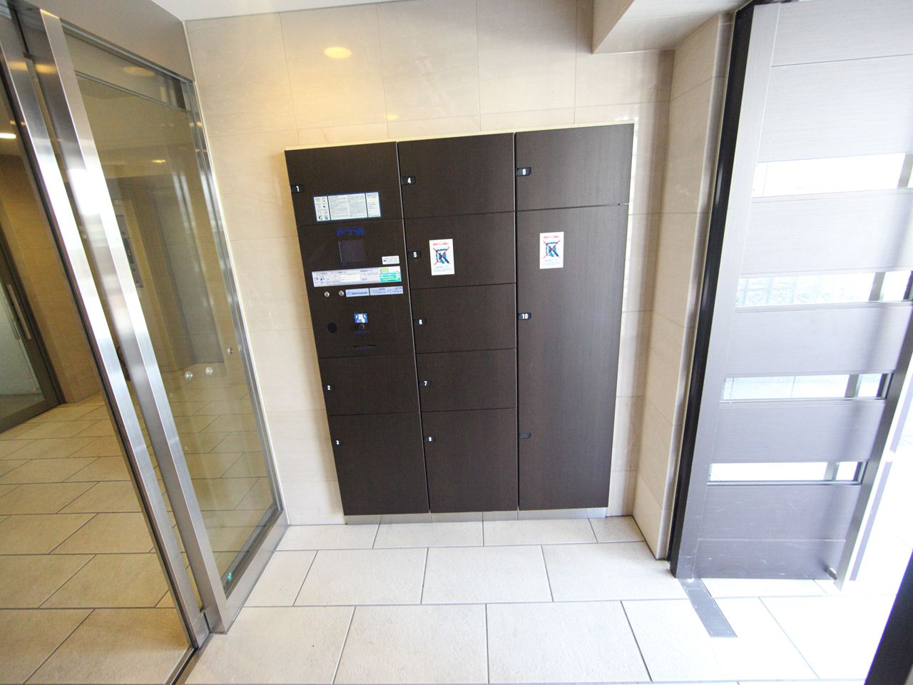 Other common areas. Courier with BOX You can receive the luggage in the absence