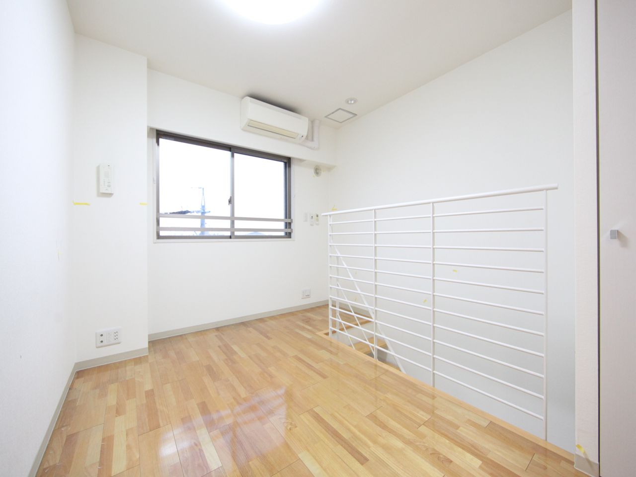 Other room space. Western-style 5 Pledge illumination ・ Air-conditioned With a small window (ventilation good)