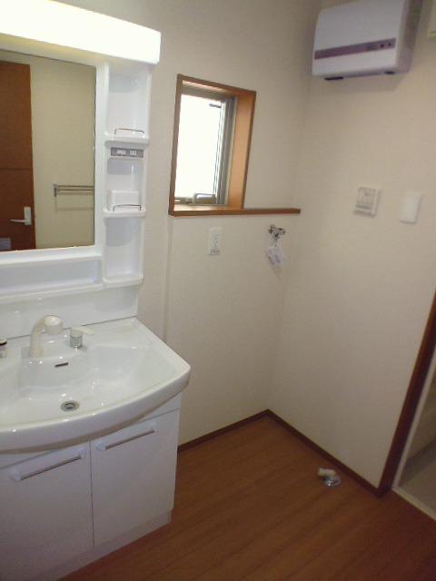 Wash basin, toilet. 2013.12.5 shooting