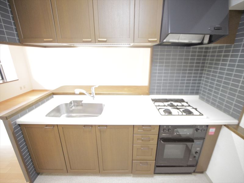 Kitchen. System kitchen (gas 3-burner stove ・ With grill)