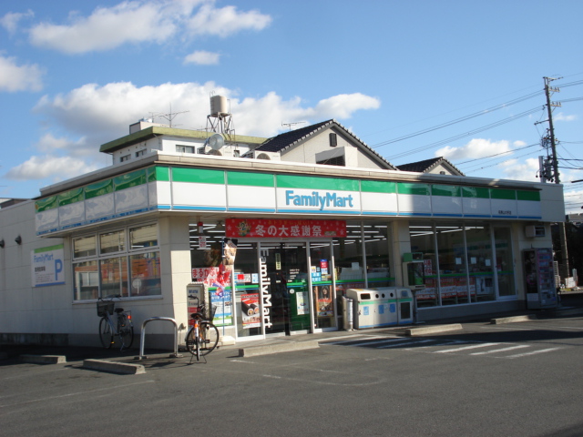 Convenience store. FamilyMart Chigusa Kanarebashi store up (convenience store) 632m