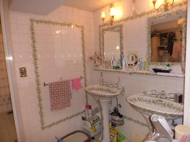 Wash basin, toilet. Indoor (12 May 2013) Shooting