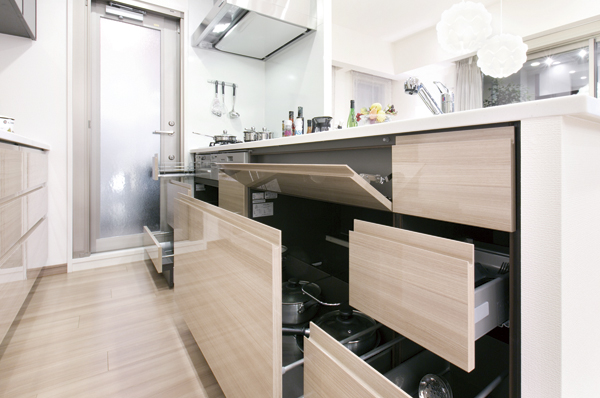 Storage of kitchen, Drawer type to make effective use of the space. Set up a back door leading to the balcony in the kitchen back. Easy out on the balcony, It is convenient to Dashioki of garbage