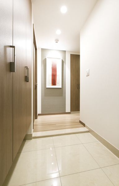Entrance, Flow line of the crank-type turn a corner when entering into the hallway. Because from the shared hallway hard to reach the eyes into the room, Privacy is protected. Also Agarikamachi is low, Barrier-free design that also points