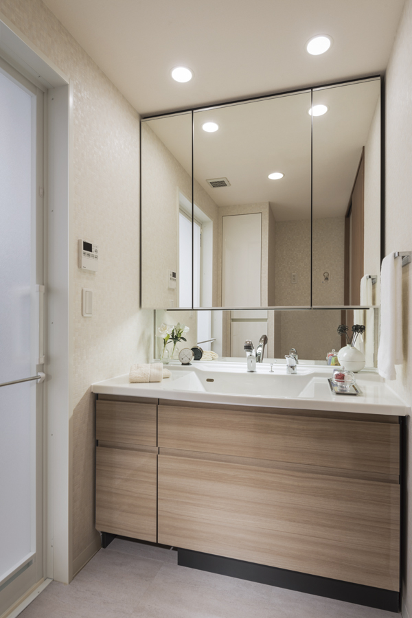 Bathing-wash room.  [Powder Room] Strike a clean and simple design, Wash room that vanity of man-made marble top plate is provided. Back and linen cabinet, such as storage space of the three-sided mirror is also substantial, You can show clean the space (G type model room)