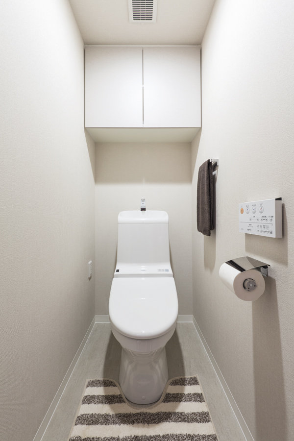 Toilet.  [toilet] Adopt a heating toilet seat with bidet deodorizing function is mounted. As a storage location of the preliminary and detergents of toilet paper, Hanging cupboard has been installed (G type model room)