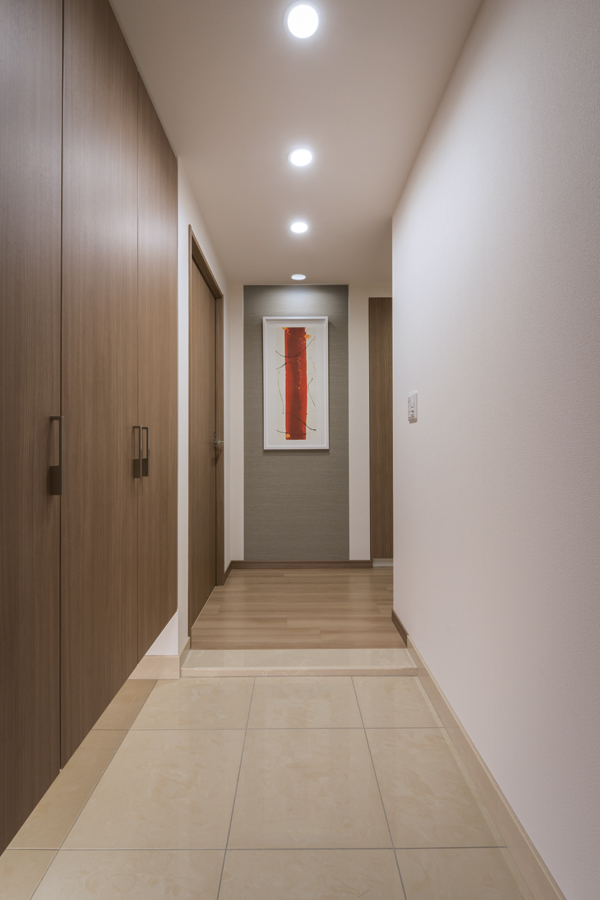 Interior.  [entrance] Floor and paste marble tile, Entrance that produce a feeling of luxury befitting the face of the house. Installation tall type of footwear put the (entrance storage) as a storage space. Shoes closet with type (I type) is also available (G type model room)