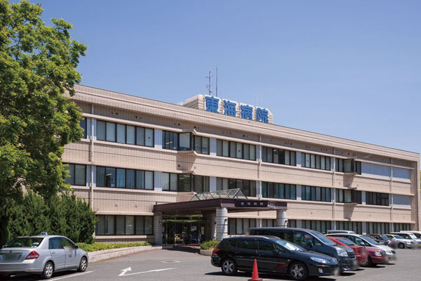 Surrounding environment. Tokai hospital (a 12-minute walk ・ About 940m)