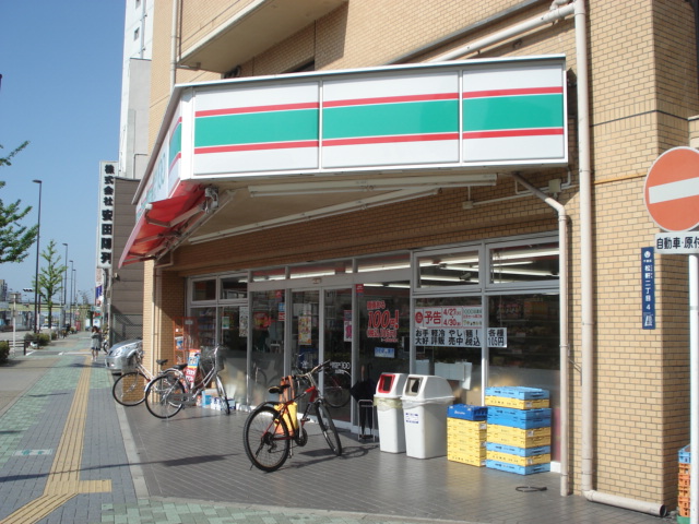 Convenience store. STORE100 Kodeki store up (convenience store) 810m